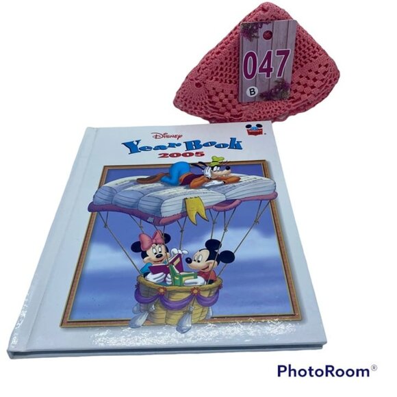 Disney Other - Disney's Collectors Year Book 2005